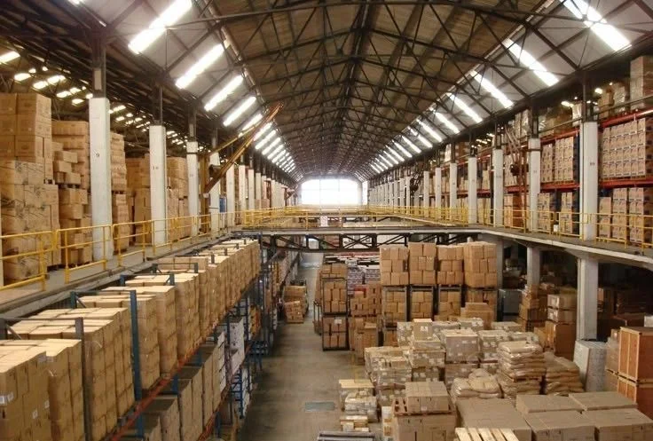 Double Girder EOT Cranes handling bulk materials in a warehouse.